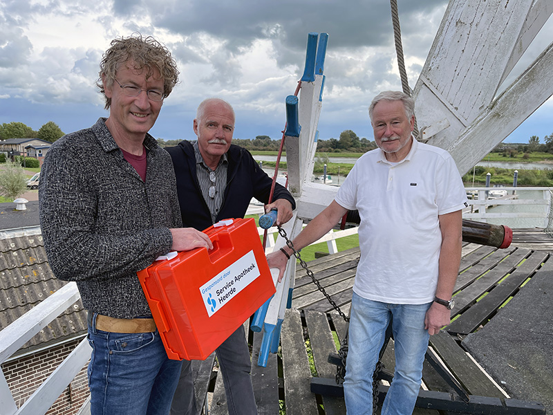 Uitreiking verbandkoffer Molen in Veessen