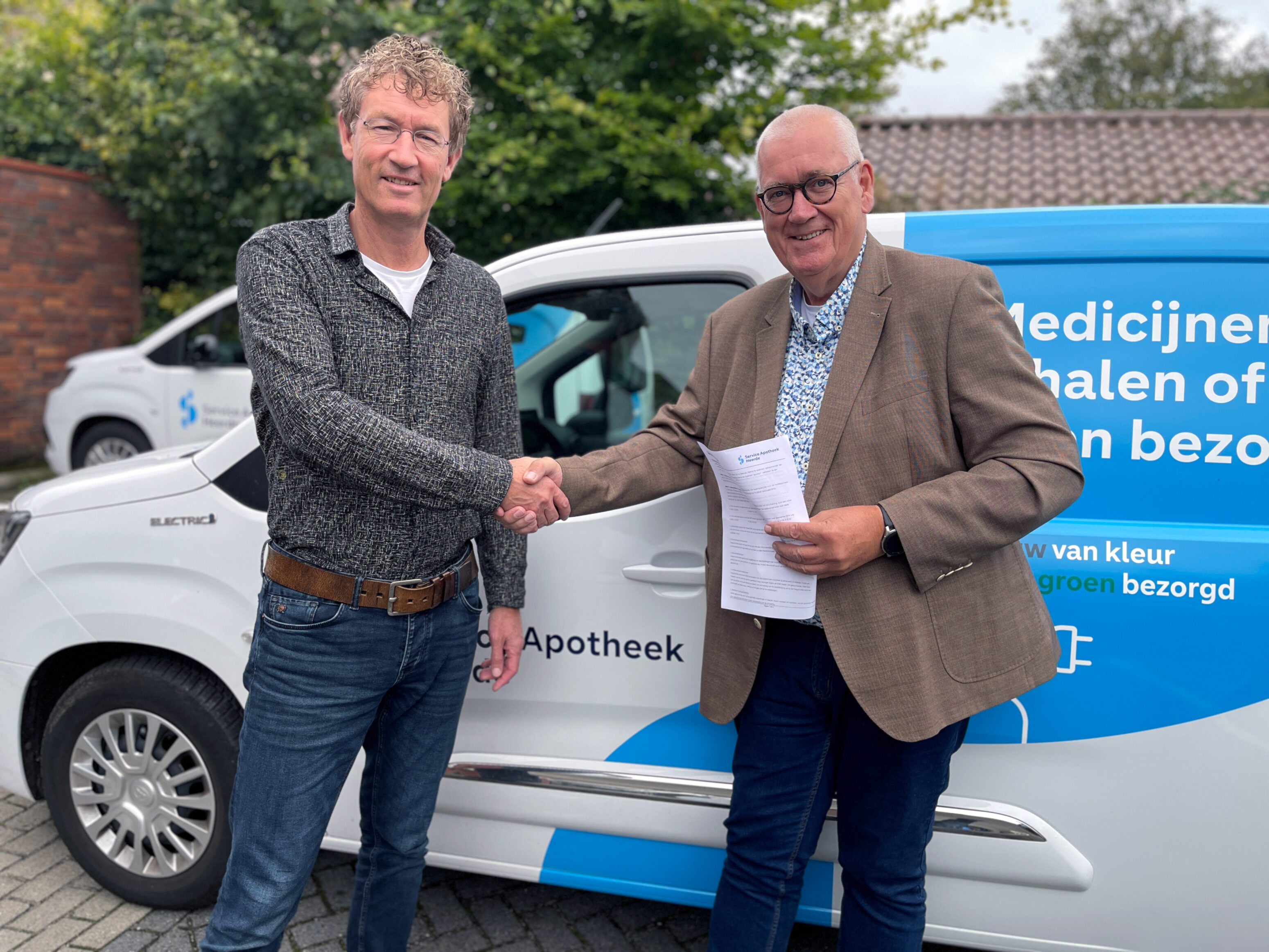 V.l.n.r. Apotheker Ruud Timmerman en Martin Beekman, voorzitter EHBO-vereniging Heerde
